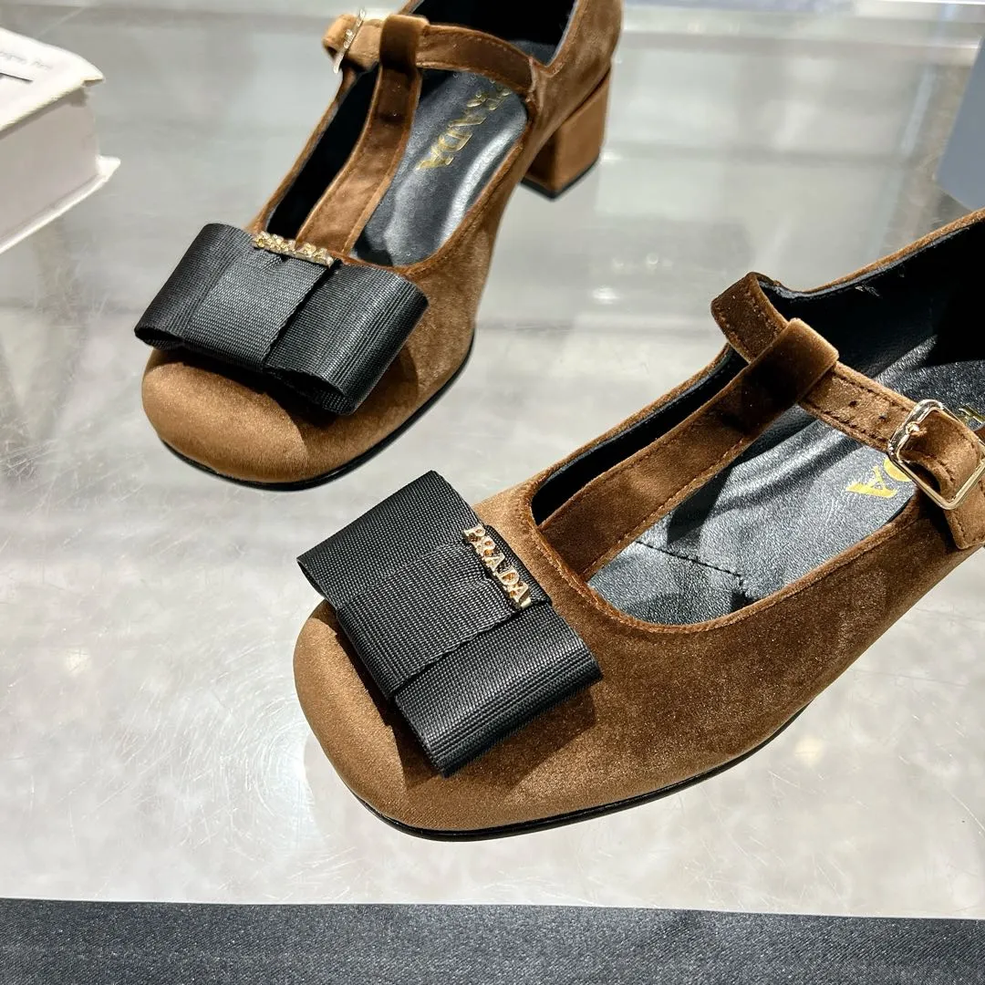 👟👟Ex-factory price 540👟👟 Prada 25ss early spring new model 🌟 Recommended by major bloggers in Xiaohongshu, showing classic charm. Injection-molded leather outsole, imported mixed-breed sheep lining. These velvet-textured pumps combine elegance with modern sophistication, and the delicate bow adds a romantic touch. The upper is decorated with grosgrain bow and metal buckle. Metal letter logo. Decorated with metal letter logo. Velvet texture covered heel with height 4.5cm. Size: 35 to 40 (41 is custom-made and cannot be returned or exchanged)